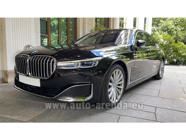 Rental BMW 730 d Lang xDrive M Sportpaket Executive Lounge in the Milan Central Train Station